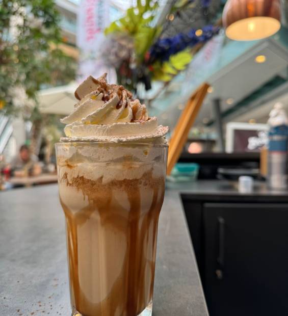 Kop specialty koffie bij VillaBreak in Amsterdam-Zuidoost